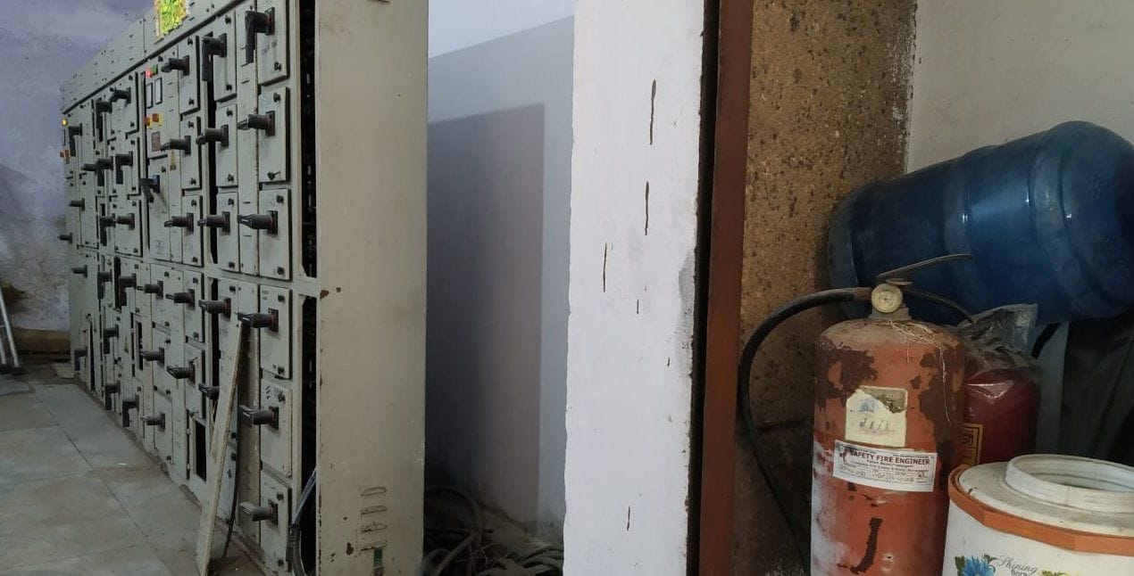 मेडिकल कालेज के पावर सप्लाई कक्ष में कोने में रखा फायर किट। संवाद मेडिकल कालेज के पावर सप्लाई कक्ष में कोने में रखा फायर किट। संवाद