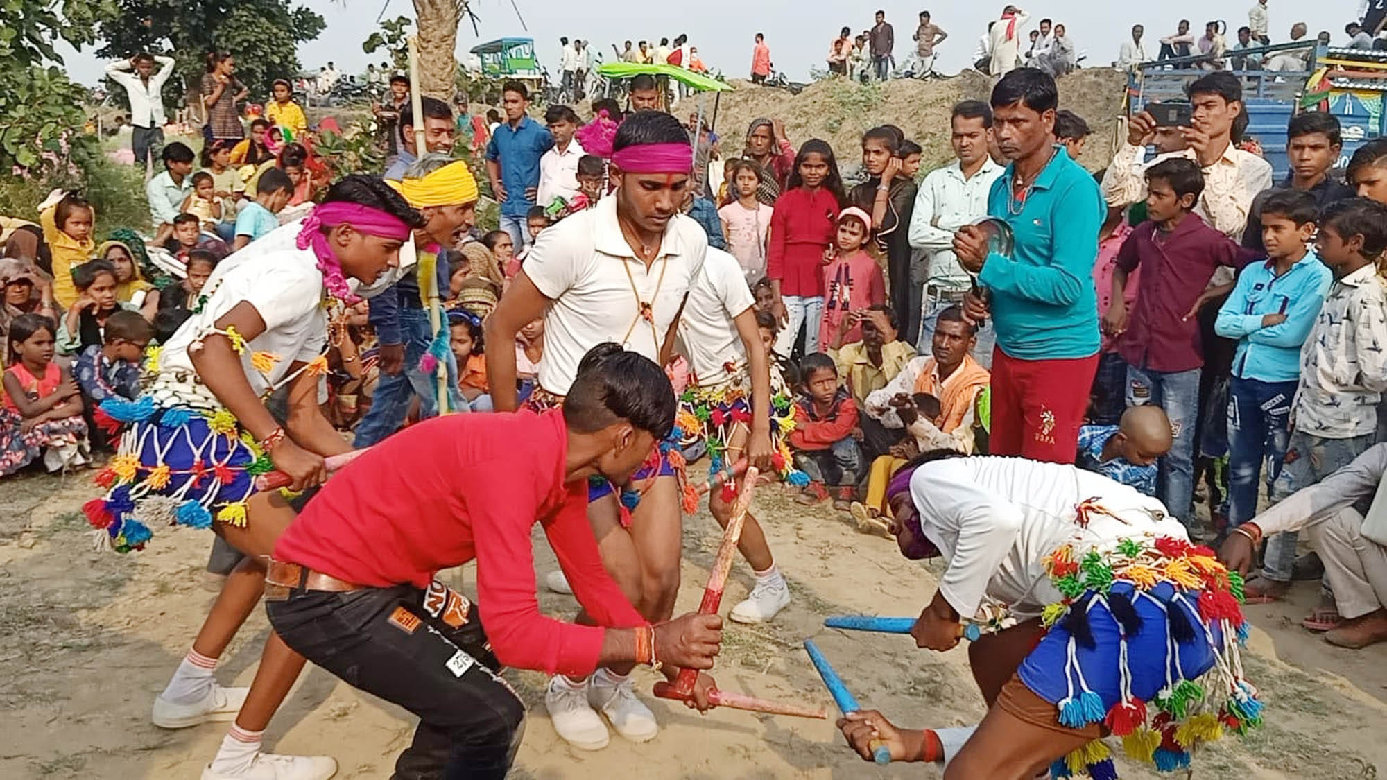 सरीला में दीवारी नृत्य करते कलाकार। सरीला में दीवारी नृत्य करते कलाकार।
