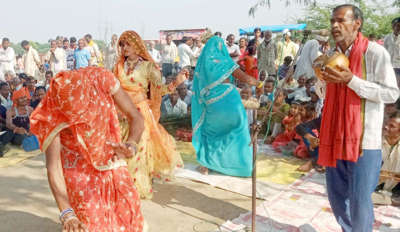 तमूरा वादन के साथ नृत्य पेश करते कलाकार। तमूरा वादन के साथ नृत्य पेश करते कलाकार।