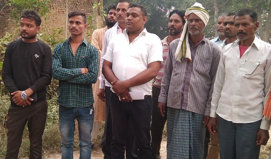 समझौता के समय प्रधान के दरवाजे खड़े हिन्दू पक्ष के लोग। संवाद