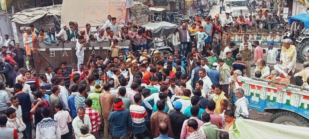 गाजीपुर चौराहे में जाम लगाए ग्रामीण। संवाद गाजीपुर चौराहे में जाम लगाए ग्रामीण। संवाद