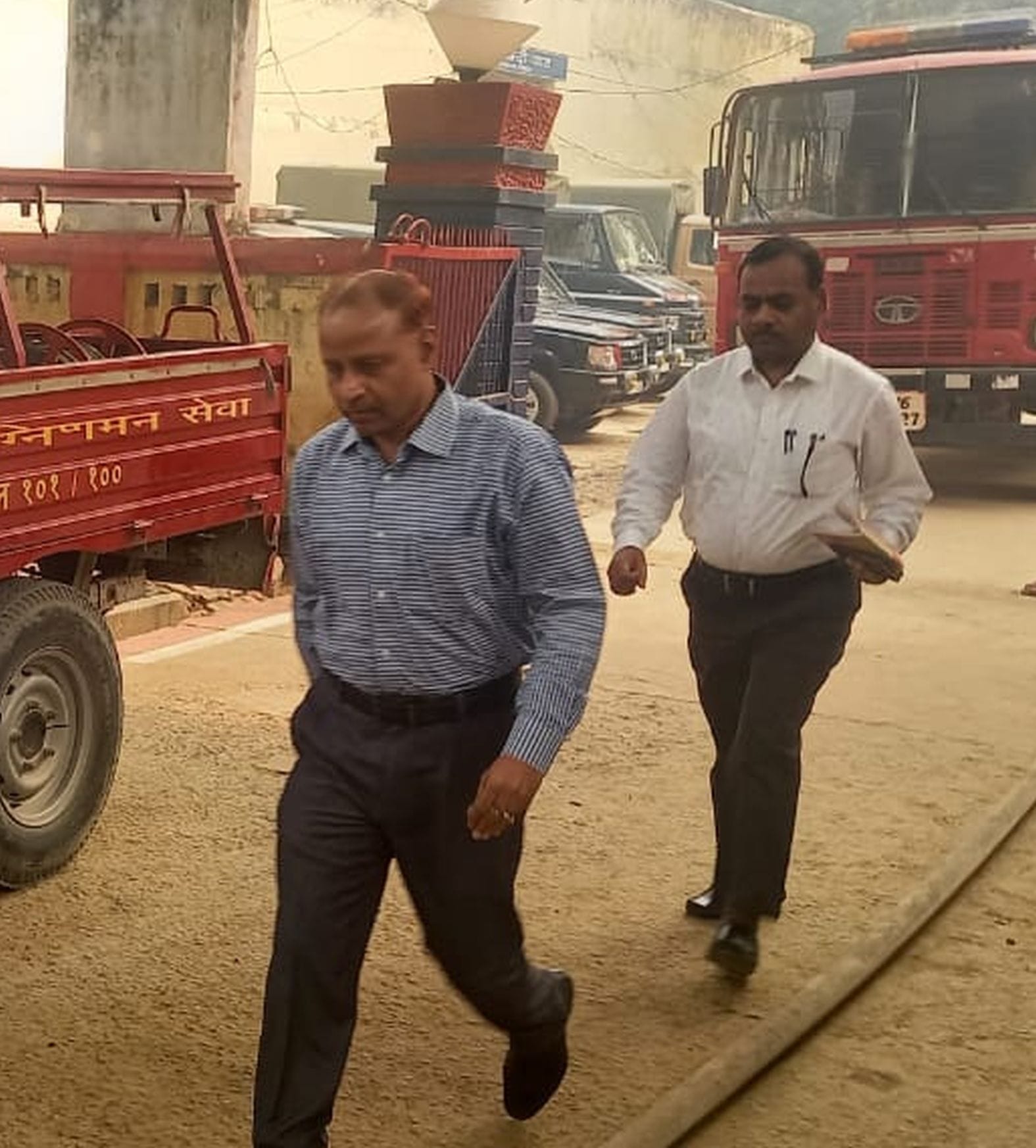 उपद्रव के बाद जिला जेल में जाते डीएम संजय कुमार सिंह। संवाद उपद्रव के बाद जिला जेल में जाते डीएम संजय कुमार सिंह। संवाद
