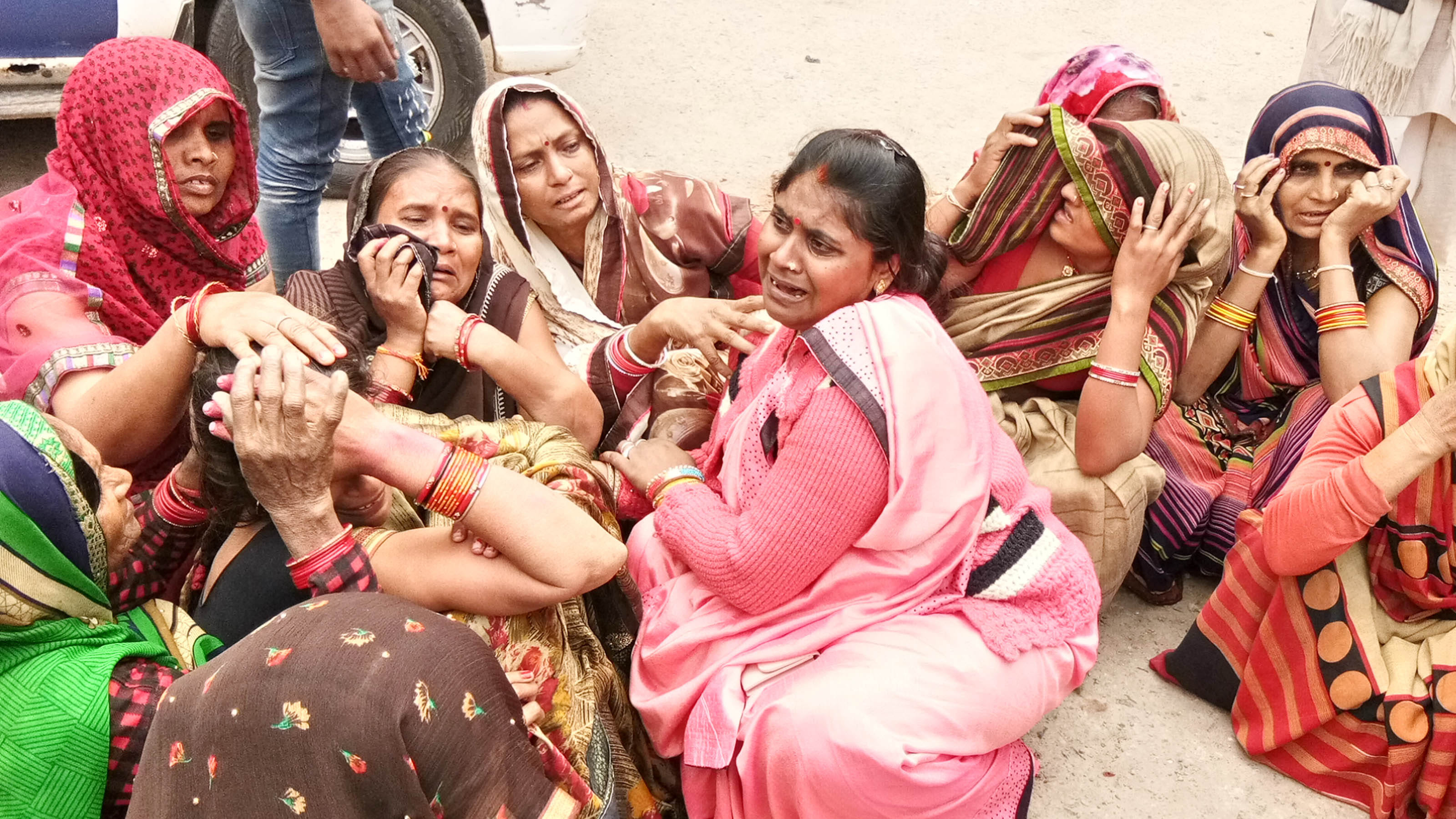 मोर्चरी हाउस में रोते बिलखते मृतक के परिजन। मोर्चरी हाउस में रोते बिलखते मृतक के परिजन।