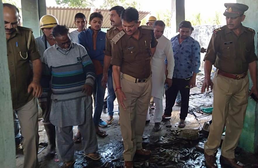 उमरपुर पुलिस चौकी के पास पटाखा फैक्ट्री में हुई घटना की जानकारी लेते अधिकारी। उमरपुर पुलिस चौकी के पास पटाखा फैक्ट्री में हुई घटना की जानकारी लेते अधिकारी।