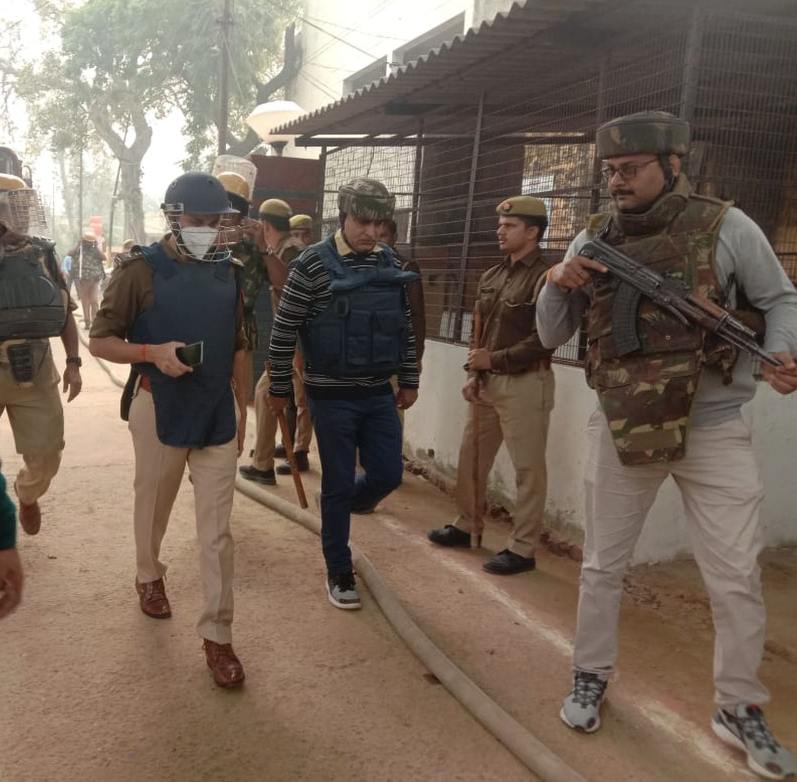 उपद्रव के चलते फतेहगढ़ स्थित जिला जेल में फोर्स के साथ जाते एसपी अशोक कुमार मीणा। संवाद उपद्रव के चलते फतेहगढ़ स्थित जिला जेल में फोर्स के साथ जाते एसपी अशोक कुमार मीणा। संवाद