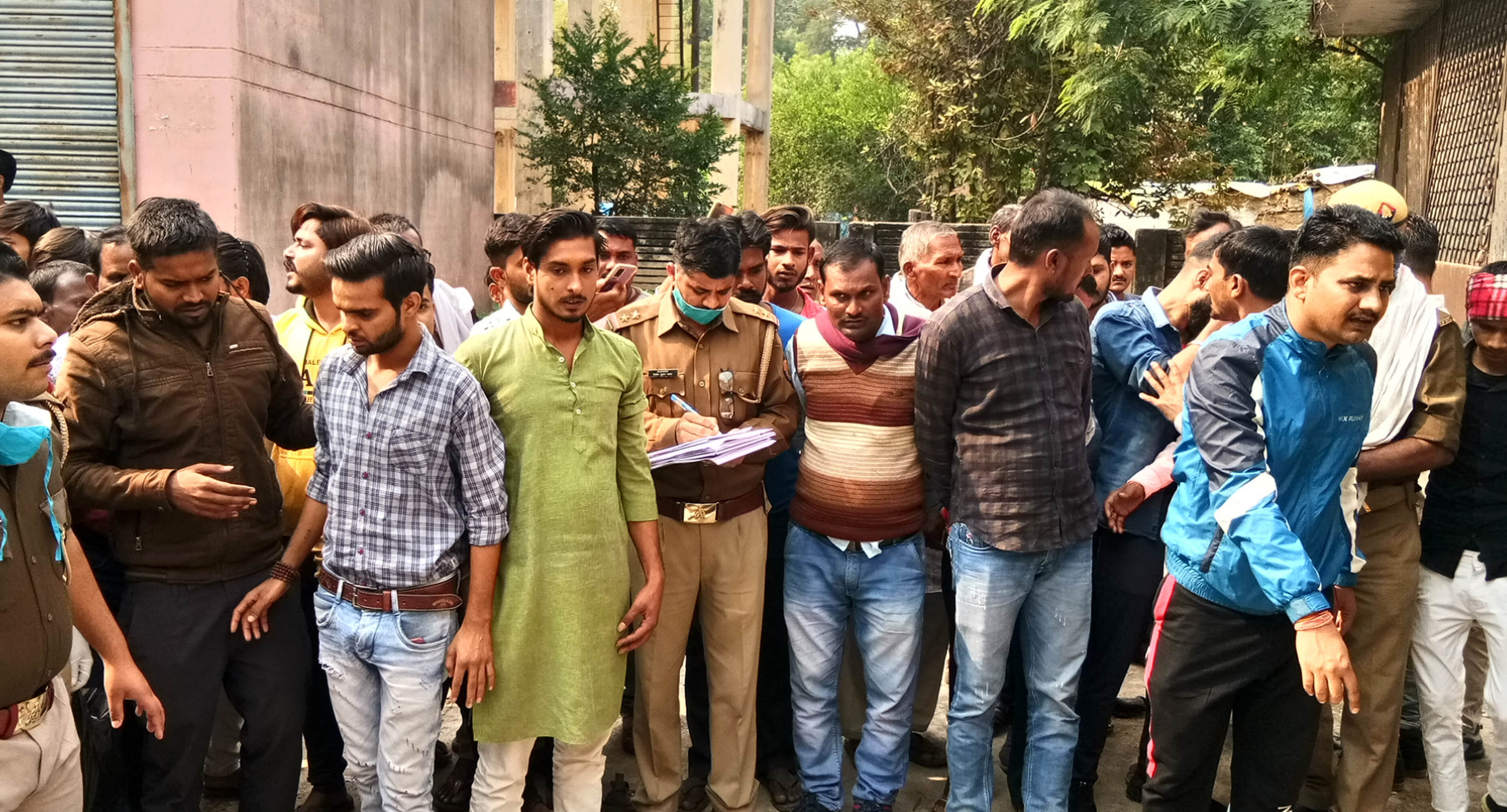 मोर्चरी हाउस में मृतकों का पंचनामा भरती पुलिस व लगी परिजनों की भीड़। मोर्चरी हाउस में मृतकों का पंचनामा भरती पुलिस व लगी परिजनों की भीड़।
