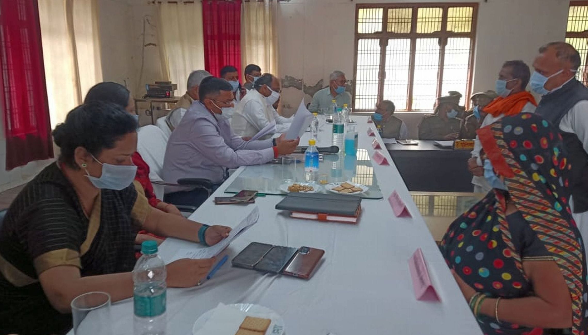 14 : इन्हौना : तिलोई तहसील में आयोजित संपूर्ण समाधान दिवस में सुनवाई करते डीएम। -संवाद 14 : इन्हौना : तिलोई तहसील में आयोजित संपूर्ण समाधान दिवस में सुनवाई करते डीएम। -संवाद