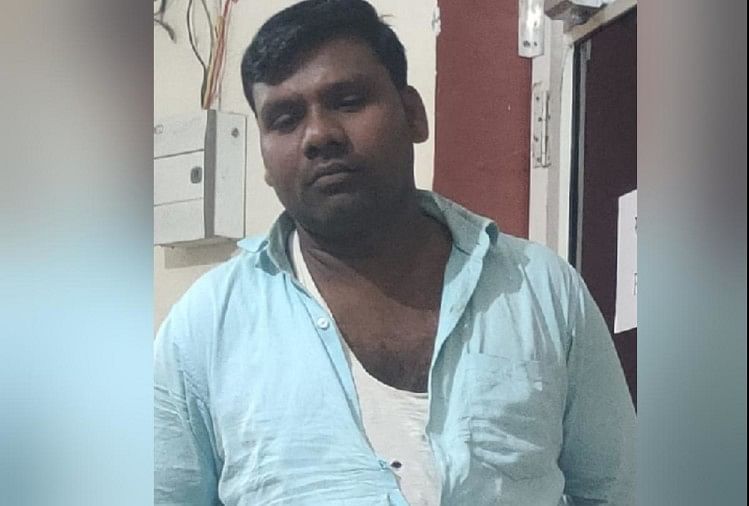 Dugaan: Pemukulan terhadap ayah dan anak yang datang berobat di Gorakhpur Medical College Ayah Dan Anak Dipukuli Untuk Perawatan Di Gorakhpur Medical College