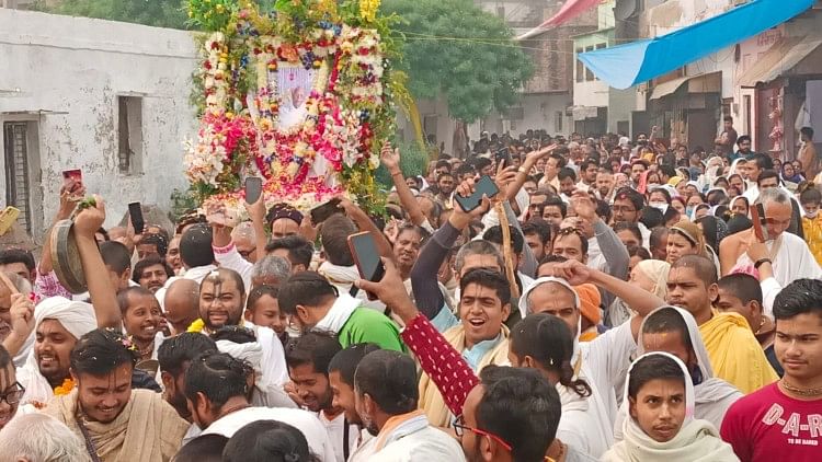 Mathura: Festival Tirobhav Berakhir, Ribuan Penyembah Beredar Radhakund-shyam Kund