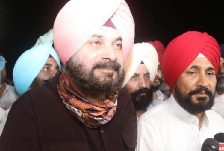 घमासान: सुलह के लिए बुलाई बैठक छोड़कर निकले सिद्धू, नाराज चन्नी को हरीश चौधरी ने मनाया