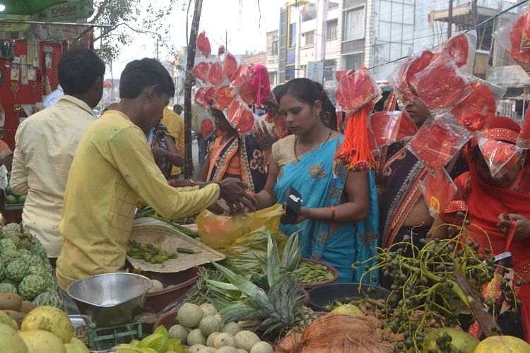 Chhath Start – Festival pemujaan matahari Chhath dimulai, kerumunan meningkat di pasar