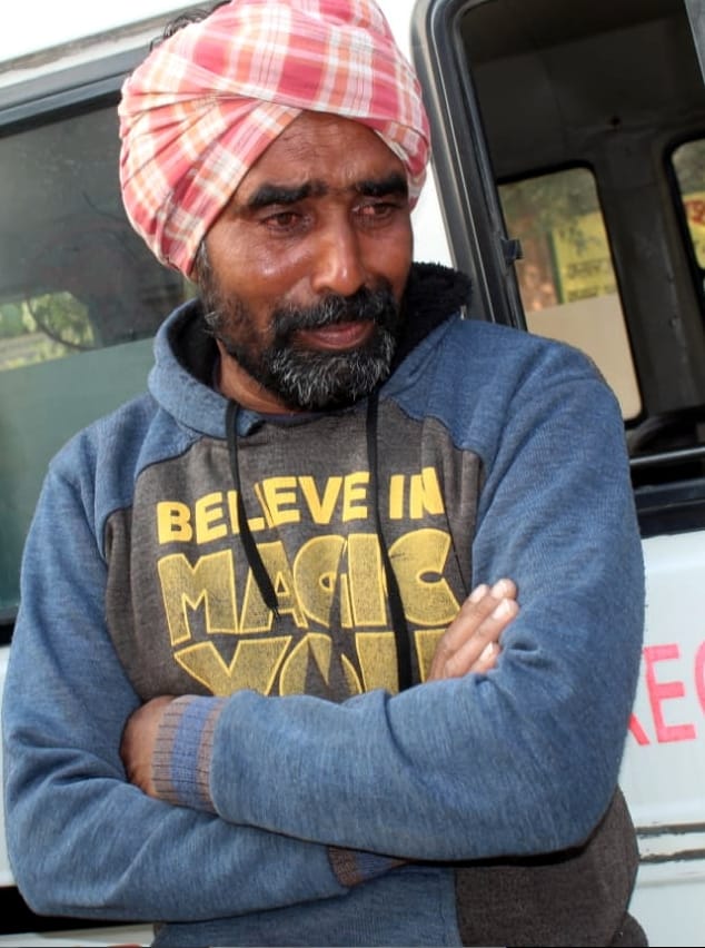 अमरोहा पोस्टमार्टम हाउस पर बेटे आकाशदीप का श देखकर बिलखता पिता हरमेश सिंह। अमरोहा पोस्टमार्टम हाउस पर बेटे आकाशदीप का श देखकर बिलखता पिता हरमेश सिंह।