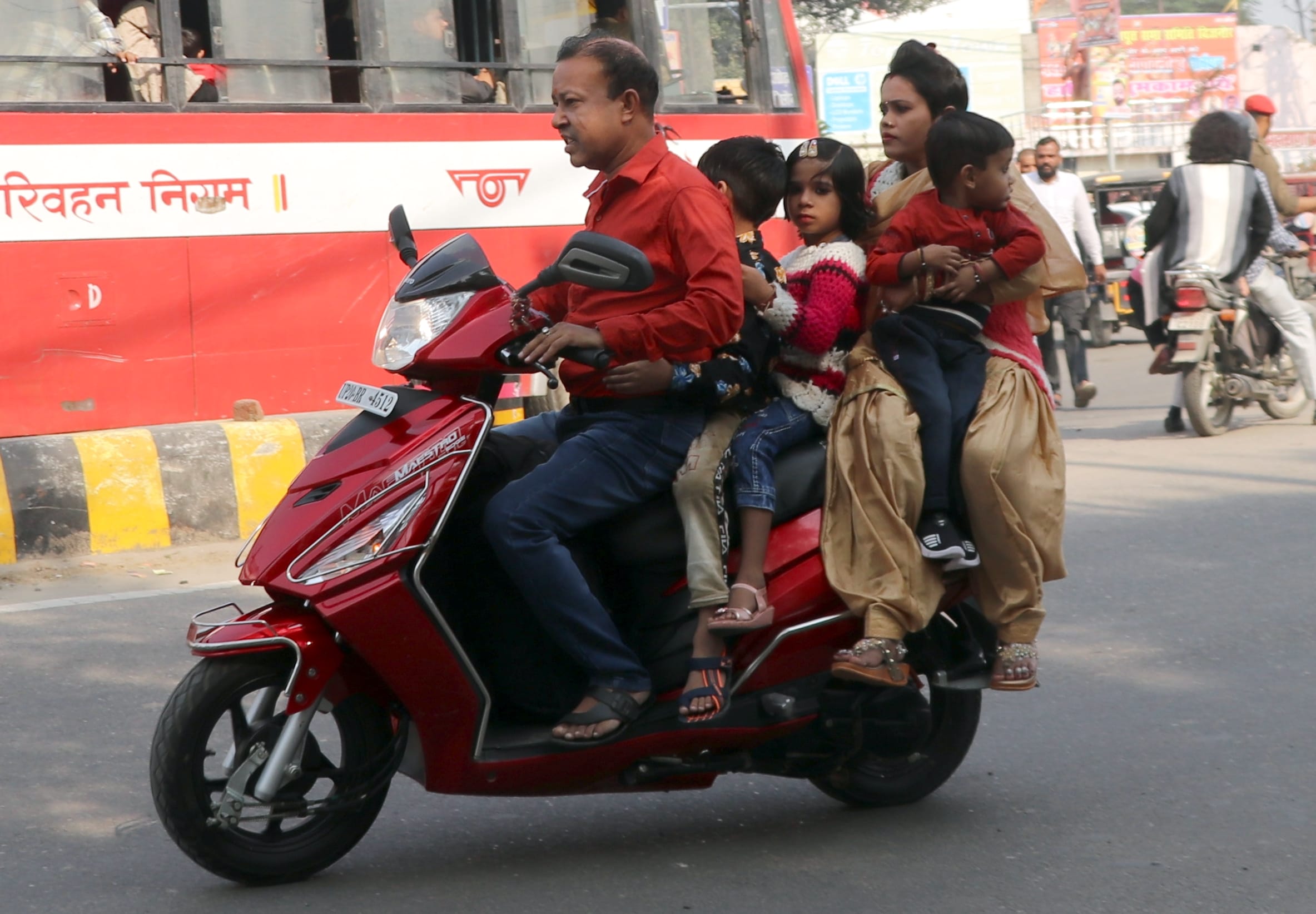 बिजनौर में स्कूटी पर बच्चों सहित जाते पांच लोग। बिजनौर में स्कूटी पर बच्चों सहित जाते पांच लोग।