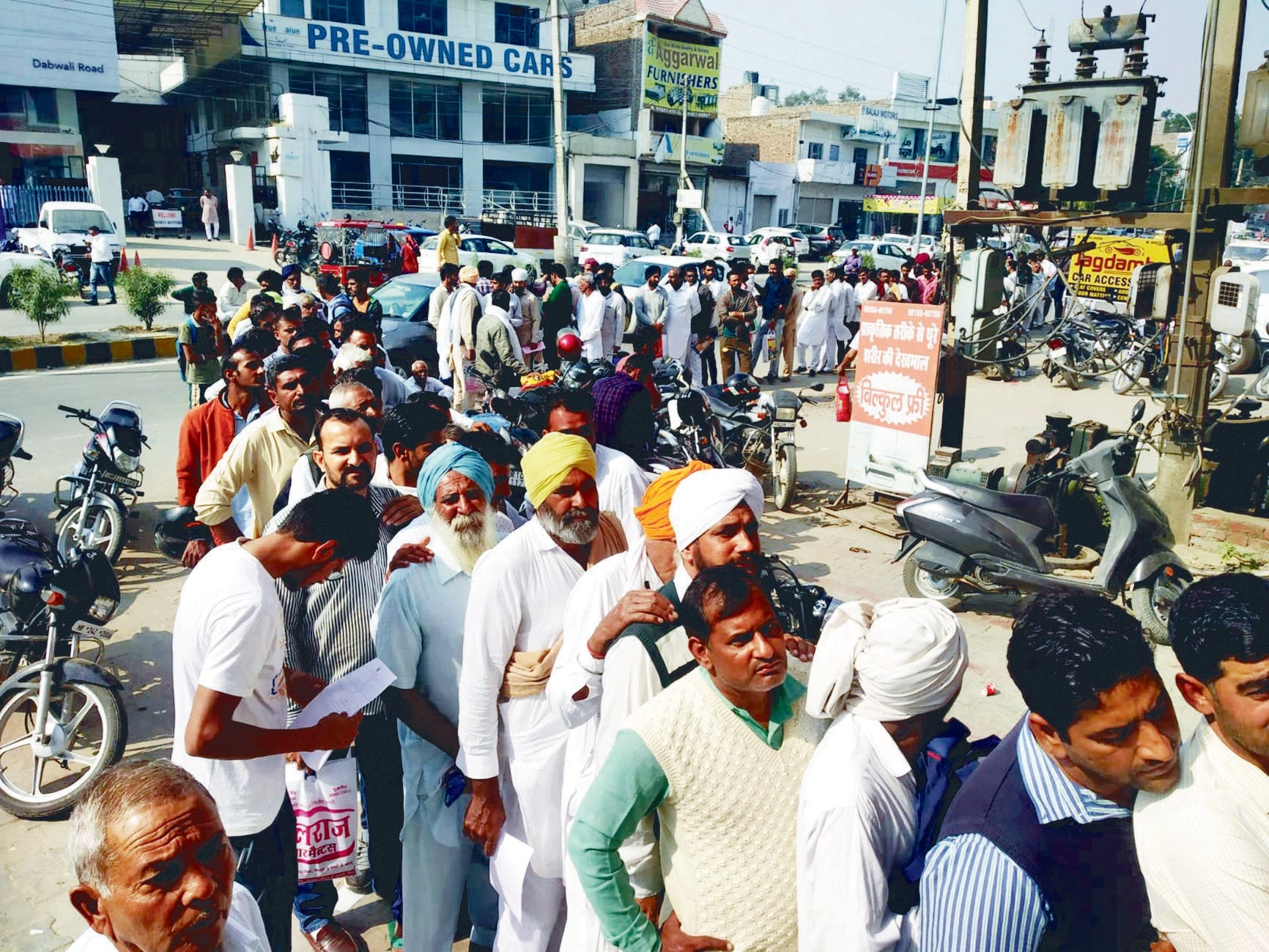 डबवाली रोड स्थित बैंक के बाहर कतार में लगे किसान। डबवाली रोड स्थित बैंक के बाहर कतार में लगे किसान।