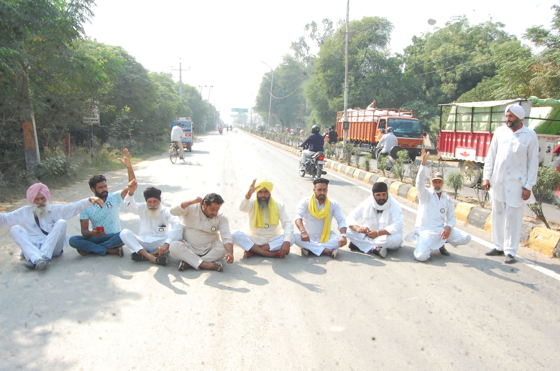 डीएपी खाद की मांग को लेकर बरनाला रोड पर धरना देकर बैठे किसान। 