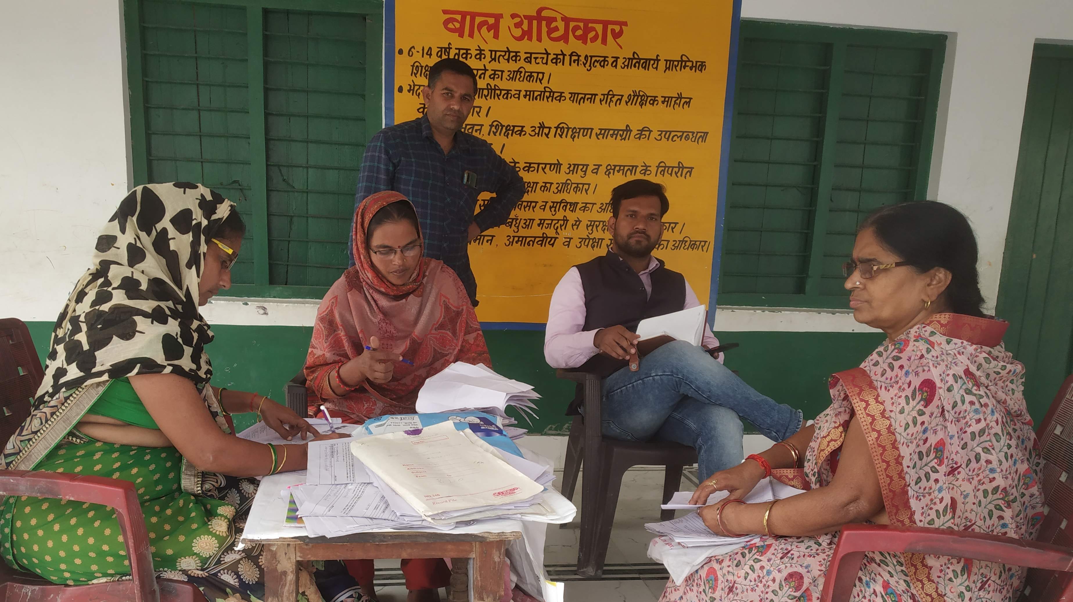 पटवाई में अभियान के अंतर्गत बूथ पर वोट बनाते बीएलओ। संवाद पटवाई में अभियान के अंतर्गत बूथ पर वोट बनाते बीएलओ। संवाद