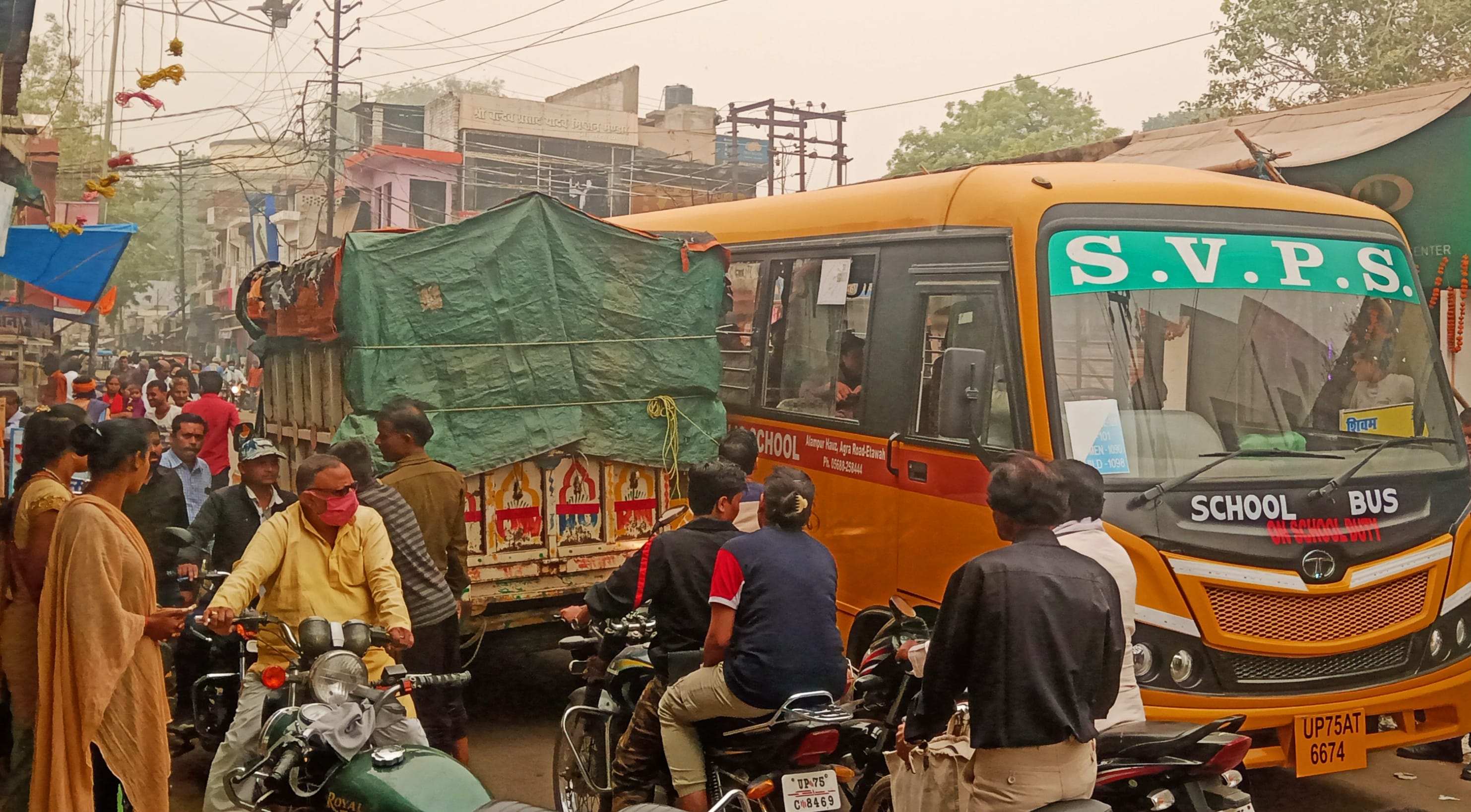 गाड़ीपुरा में स्कूल की बस से लगा जाम गाड़ीपुरा में स्कूल की बस से लगा जाम