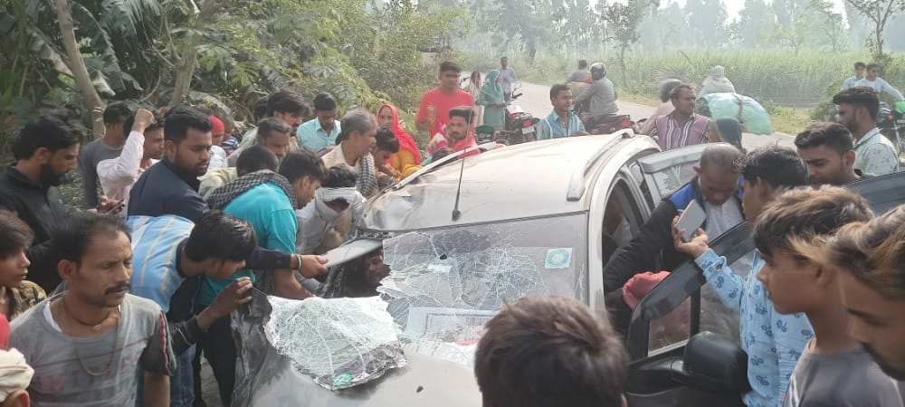 हसनपुर रहरा मार्ग पर तीसरा मिल पर सड़क हादसे के बाद मौके पर जमा भीड़।
