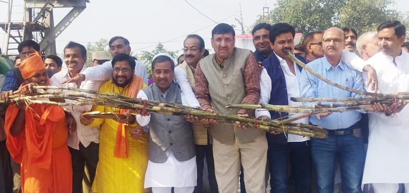 चीनी मिल के यार्ड की चेन पर गन्ना डालकर पेराई सत्र का शुभारंभ करते विधायक समेत अन्य अतिथि