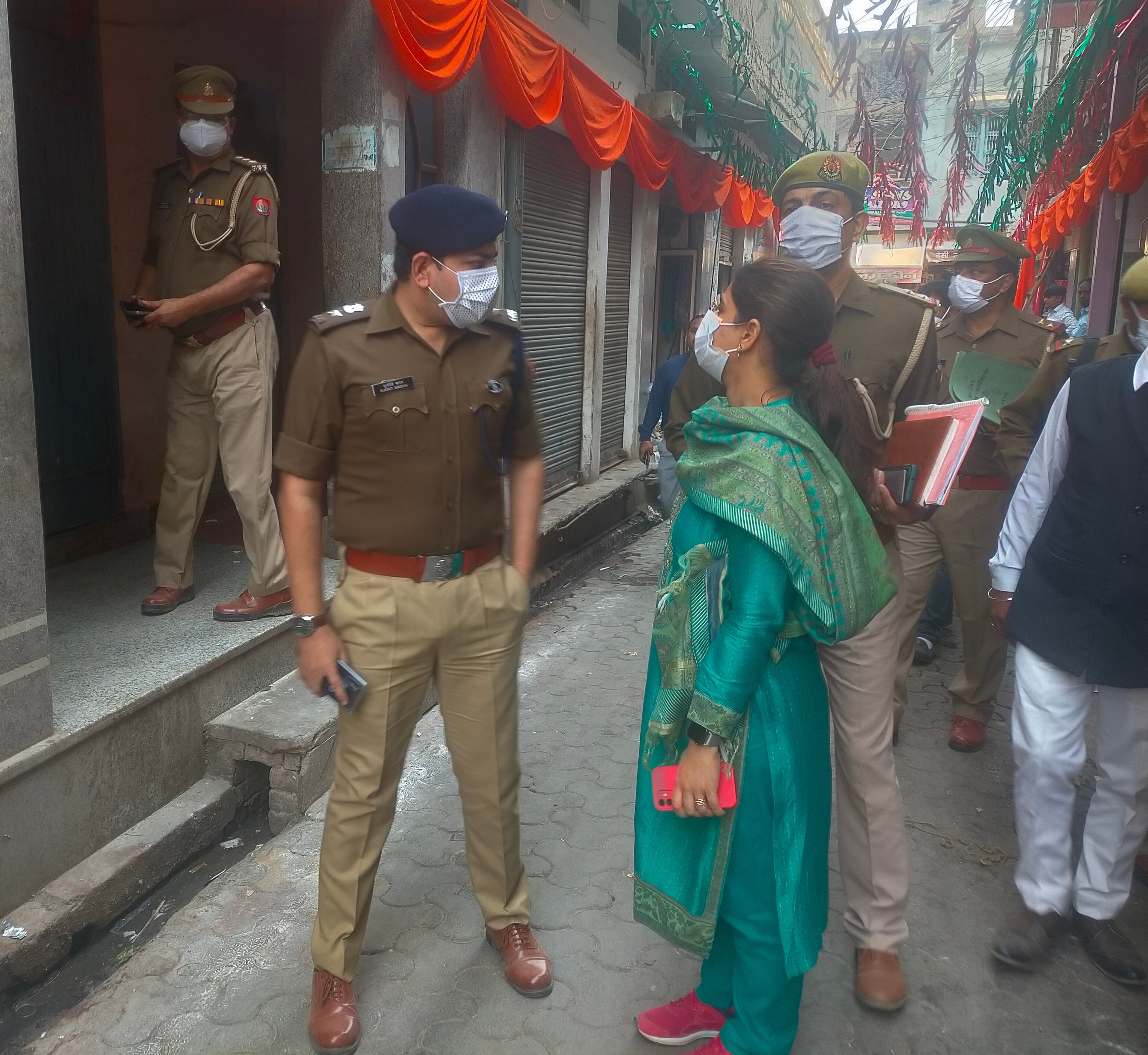 शामली : कैराना में व्यापारी मूला पंसारी के पौत्र विजय मित्तल के आवास पर जातीं डीएम और एसपी।