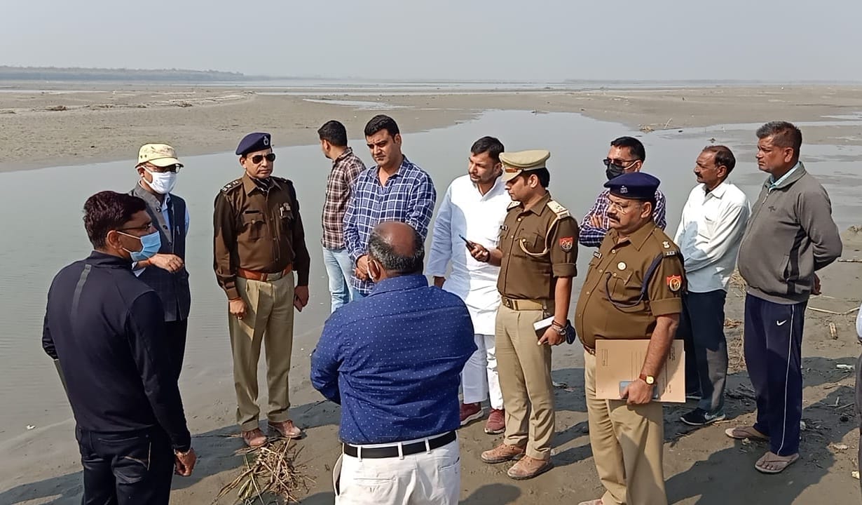 जिनौर में विदुर कुटी के सामने लगने वाले गंगा स्नान मेले स्थल के निरीक्षण के दौरान जानकारी लेते डी जिनौर में विदुर कुटी के सामने लगने वाले गंगा स्नान मेले स्थल के निरीक्षण के दौरान जानकारी लेते डी
