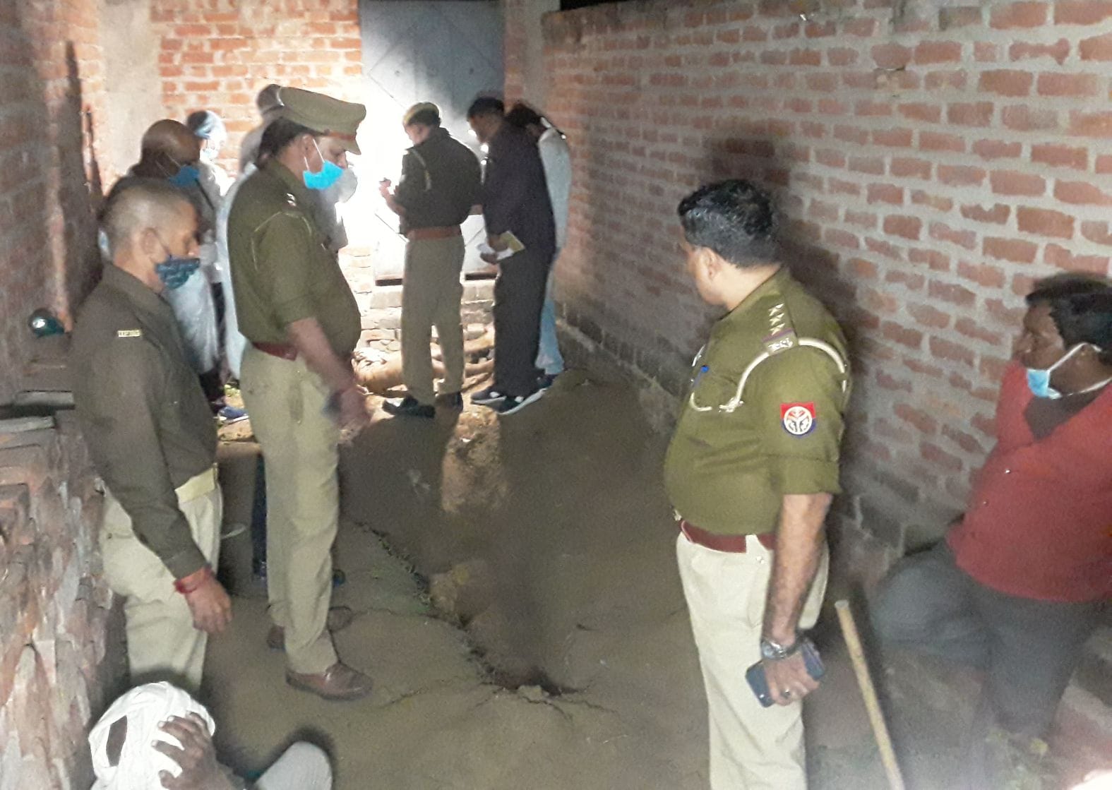 घटना स्थल पर जांच करते पुलिस कर्मी। संवाद घटना स्थल पर जांच करते पुलिस कर्मी। संवाद