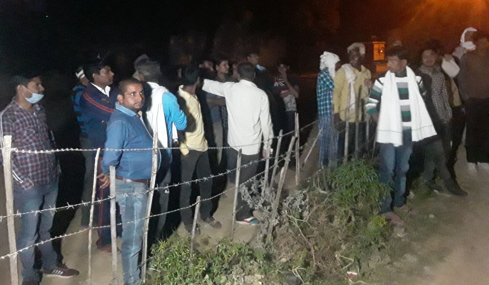 घटना स्थल पर लगी भीड़। संवाद घटना स्थल पर लगी भीड़। संवाद