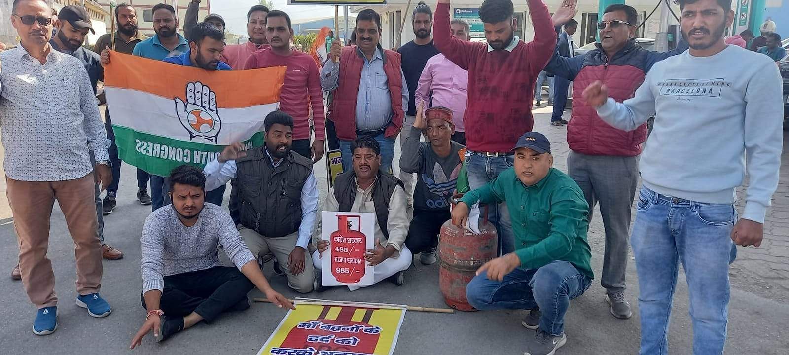   Anggota Kongres memprotes pompa bensin di Dhalwala.