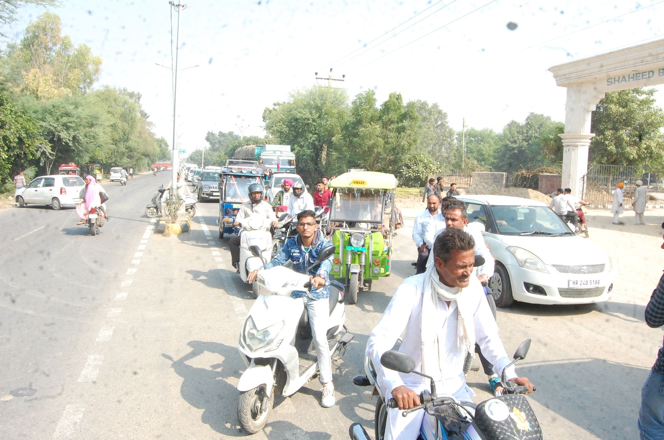 किसानों की ओर से रोड जाम किए जाने के कारण बनी जाम की स्थिति। 