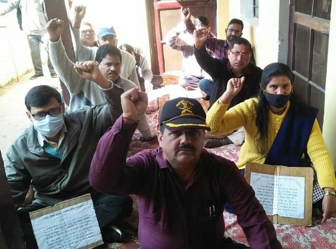 Protes – Pekerja Kesejahteraan dan Rehabilitasi Sainik memulai pemogokan tanpa batas waktu