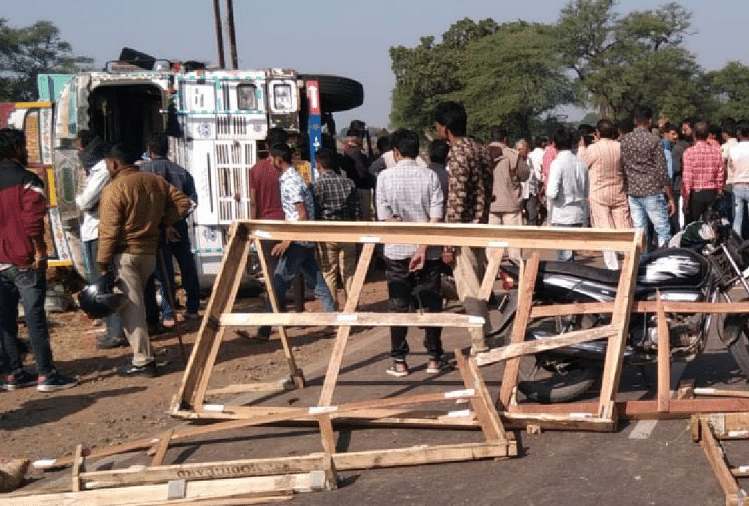 Ratlam: Truk pengangkut sapi terbalik, sekitar 30 sapi tewas, banyak yang terluka Ratlam: Truk Pengangkut Sapi Terbalik, Sekitar 30 Sapi Tewas, Banyak Terluka