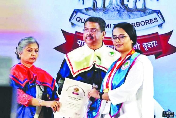 Rashmika Mendapat Medali Emas Di Universitas Allahabad