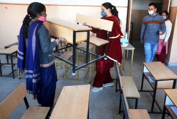 स्कूलों में आज से लौटेगी रौनक, तीसरी से बारहवीं तक लगेंगी नियमित कक्षाएं