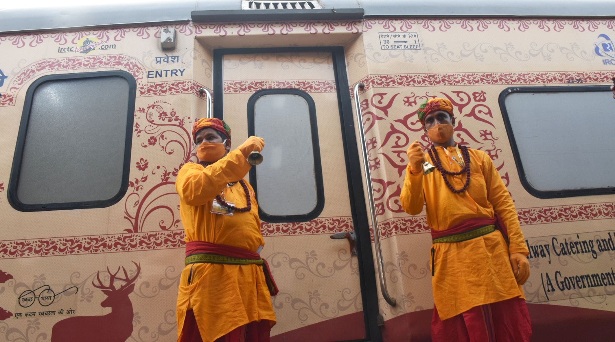 अयोध्या कैंट पहुंचने पर श्रीरामायण यात्रा की पर्यटक ट्रेन में सवार यात्रियों का घंटी बजाकर स्वा अयोध्या कैंट पहुंचने पर श्रीरामायण यात्रा की पर्यटक ट्रेन में सवार यात्रियों का घंटी बजाकर स्वा
