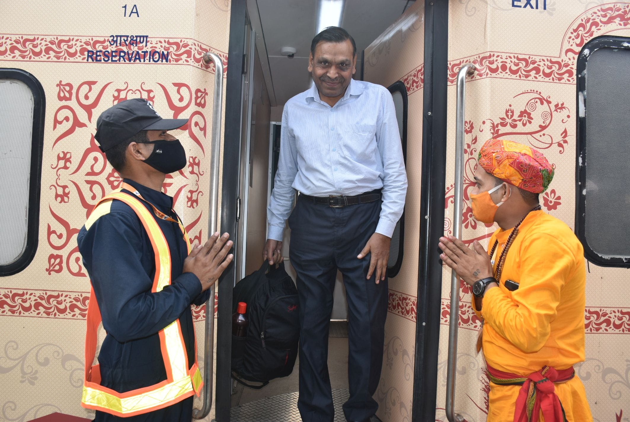 अयोध्या कैंट पहुंचने पर श्रीरामायण यात्रा की पर्यटक ट्रेन में सवार यात्रियों को राम राम कर उनका ? अयोध्या कैंट पहुंचने पर श्रीरामायण यात्रा की पर्यटक ट्रेन में सवार यात्रियों को राम राम कर उनका ?