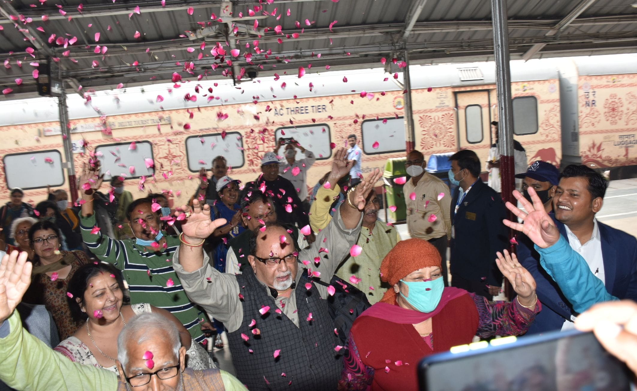 अयोध्या कैंट पहुंचने पर जय श्रीराम का जयघोष करते श्रीरामायण यात्रा की पर्यटक ट्रेन में सवार यात? अयोध्या कैंट पहुंचने पर जय श्रीराम का जयघोष करते श्रीरामायण यात्रा की पर्यटक ट्रेन में सवार यात?