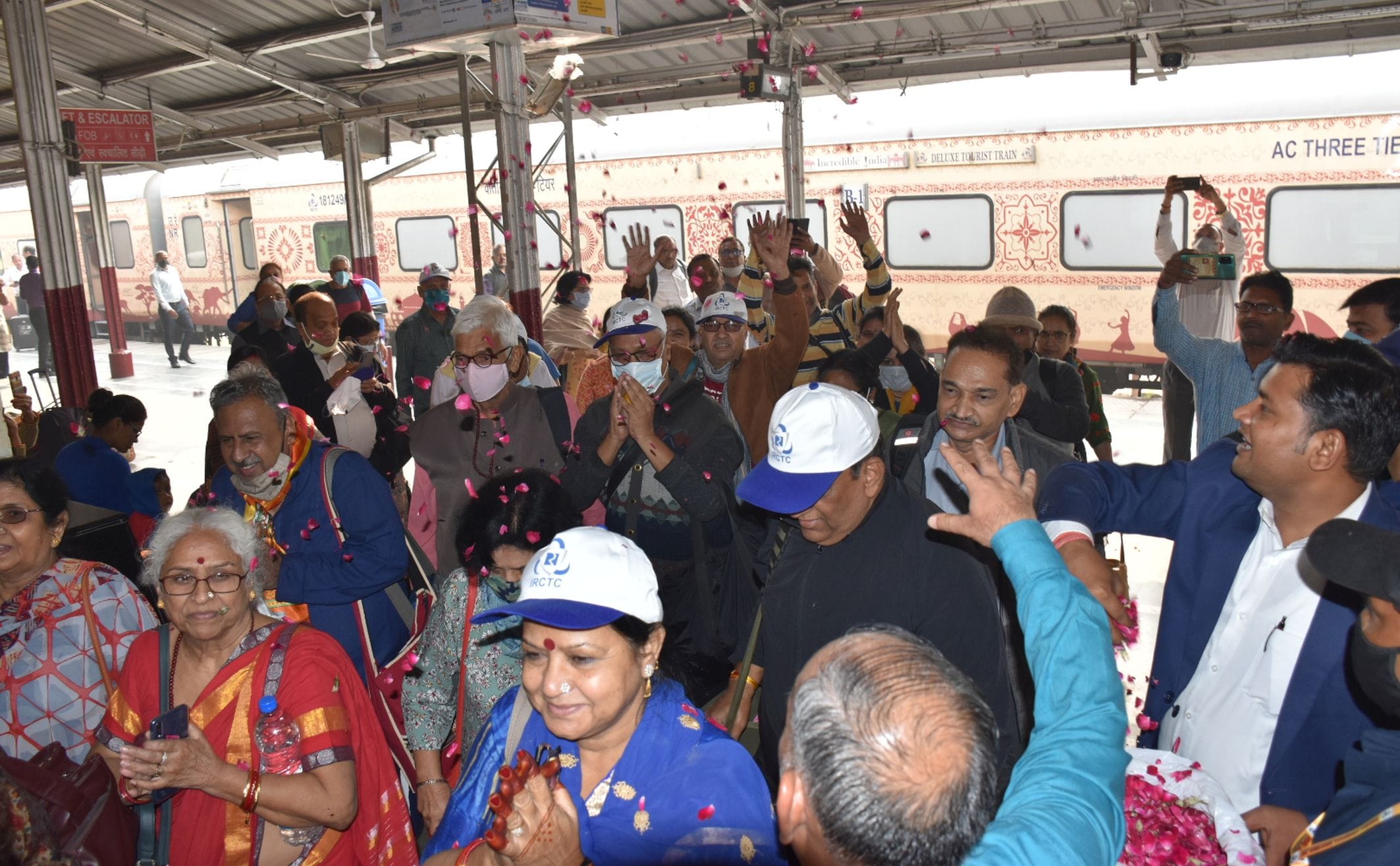 अयोध्या कैंट पहुंचने पर श्रीरामायण यात्रा की पर्यटक ट्रेन में सवार यात्रियों का पुष्प वर्षा कर ? अयोध्या कैंट पहुंचने पर श्रीरामायण यात्रा की पर्यटक ट्रेन में सवार यात्रियों का पुष्प वर्षा कर ?