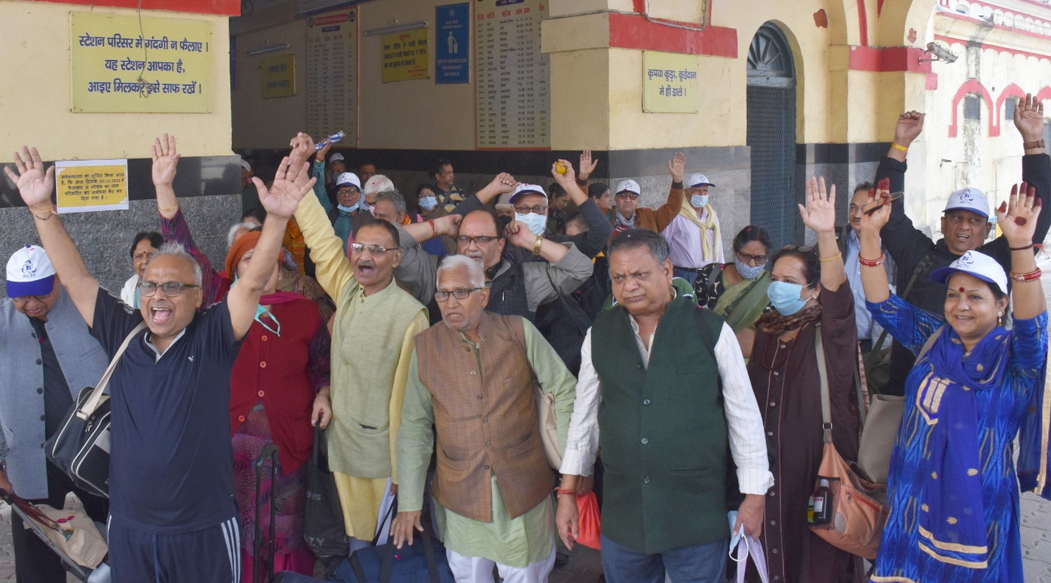 अयोध्या कैंट पहुंचने पर जय श्रीराम का जयघोष करते श्रीरामायण यात्रा की पर्यटक ट्रेन में सवार यात? अयोध्या कैंट पहुंचने पर जय श्रीराम का जयघोष करते श्रीरामायण यात्रा की पर्यटक ट्रेन में सवार यात?