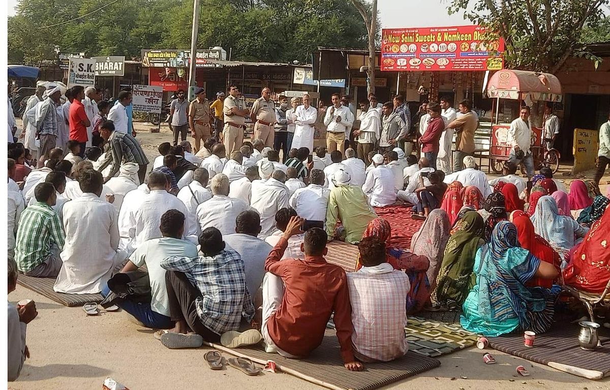 आदमपुर। गांव काबरेल चौक पर जाम लगाकर धरने पर बैठे ग्रामीण व मौजूद पुलिस। संवाद आदमपुर। गांव काबरेल चौक पर जाम लगाकर धरने पर बैठे ग्रामीण व मौजूद पुलिस। संवाद