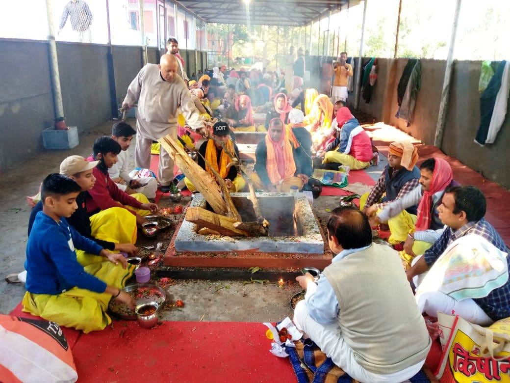 रामनगर में आयोजित महायज्ञ में हिस्सा लेते रामनगर के निवासी