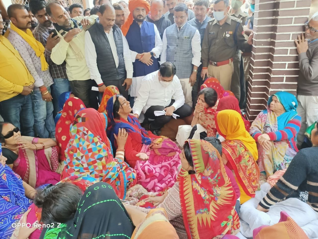महेशगंज थाना क्षेत्र के पूरे हरिकेश गांव में आईएएस के भाई की मौत पर पत्नी को संवेदना प्रकट करते ज? महेशगंज थाना क्षेत्र के पूरे हरिकेश गांव में आईएएस के भाई की मौत पर पत्नी को संवेदना प्रकट करते ज?