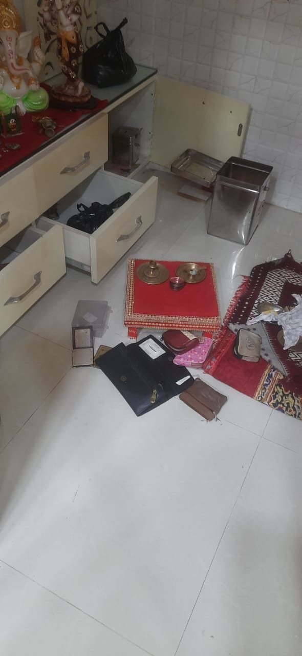 टोहाना में चोरी वारदात के दौरान बिखरा हुआ सामान। टोहाना में चोरी वारदात के दौरान बिखरा हुआ सामान।