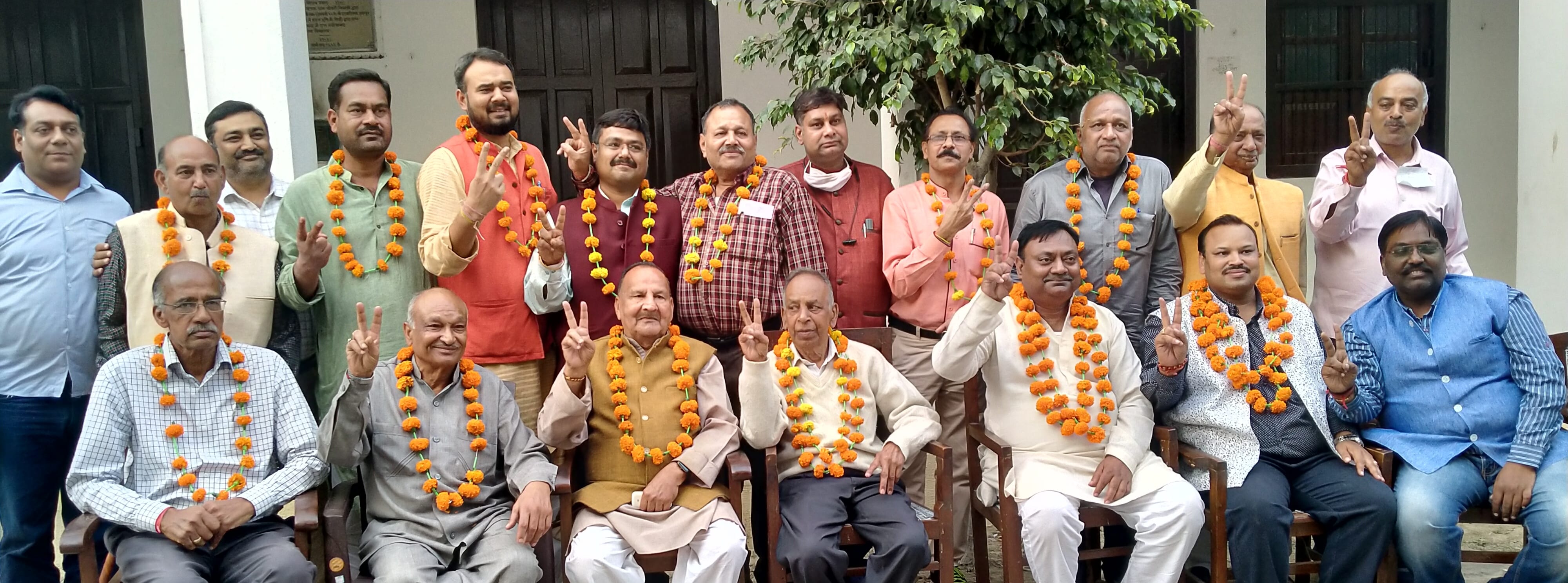 धामपुर में कन्या इंटर कॉलेज प्रबंध समिति के संपन्न चुनाव में जीत के बाद अंगूलियों को उठाकर जीत की