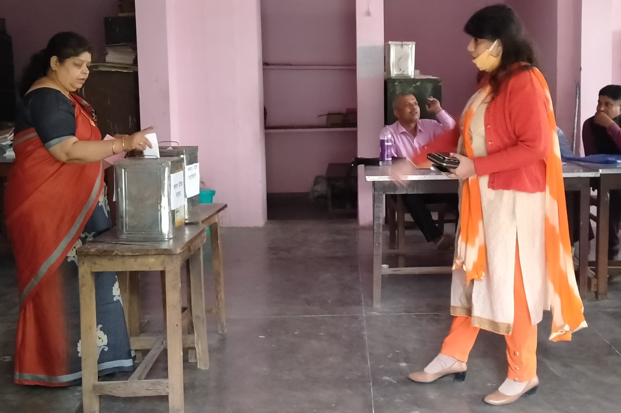 धामपुर के कन्या इंटर कालेज प्रबंध समिति के पदाधिकारियों के चुनाव में वोट डालती महिला मतदाता