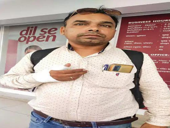 घायल राकेश जानकारी देता हुआ। घायल राकेश जानकारी देता हुआ।
