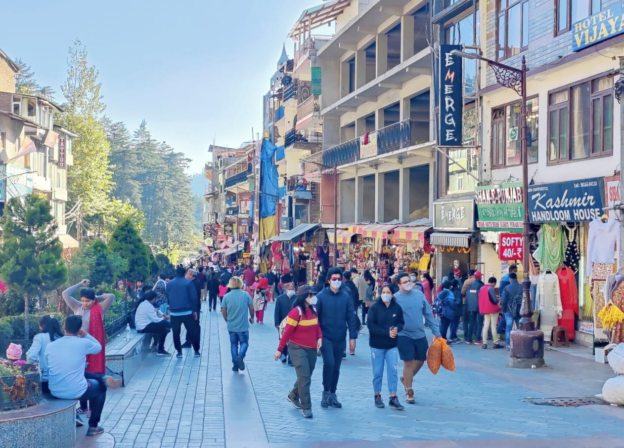 पर्यटन नगरी मनाली के मॉल रोड़ पर चहलकदमी करते सैलानी।