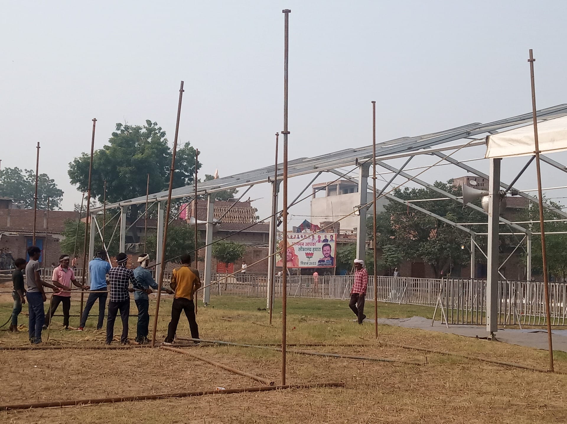 कार्यक्रम स्थल पर टेंट लगाते श्रमिक। संवाद कार्यक्रम स्थल पर टेंट लगाते श्रमिक। संवाद