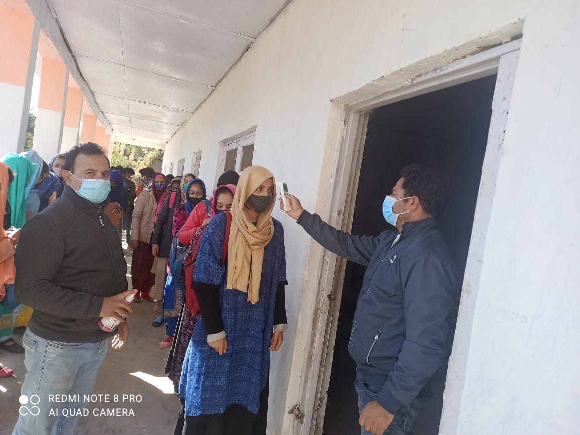 फोटो...12वीं परीक्षा केंद्रों में थर्मल टेस्ट करके व सेनीटाईज कर भेजा गया।