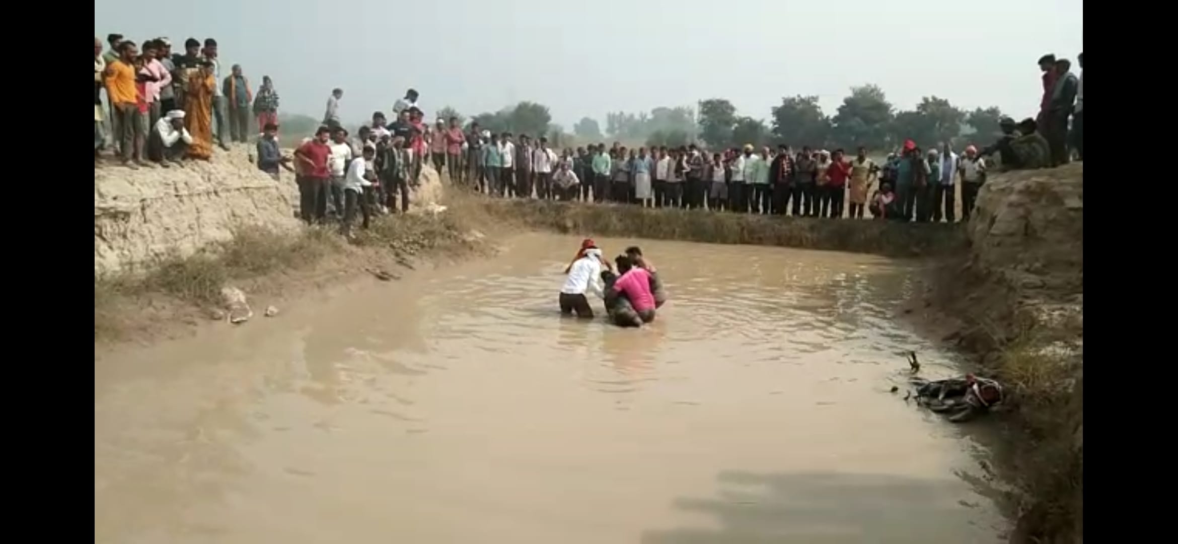 फोटो संख्या 22- तालाब से गौरव का शव निकालते ग्रामीण फोटो संख्या 22- तालाब से गौरव का शव निकालते ग्रामीण