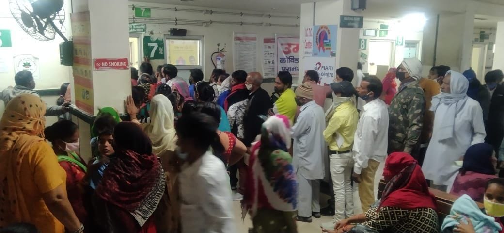 फोटो 32: अस्पताल में ओपीडी के बाहर लगी मरीजों की लाइन। संवाद